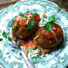 Przepis na Ziemniaki pieczone w całości z sosem fasolowo - pomidorowym