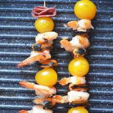 Przepis na Makaron z owocami morza i chorizo podany z grillowanymi krewetkami