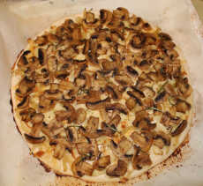 Przepis na Pizza z wędzoną mozzarellą i pieczarkami