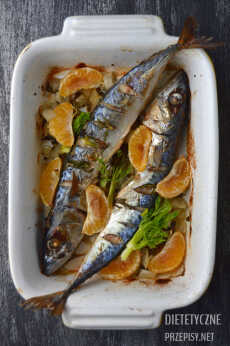 Przepis na Zdrowa makrela pieczona z koprem włoskim i mandarynką