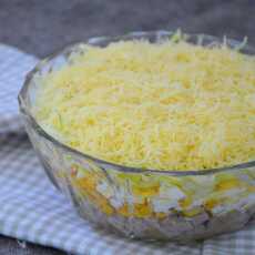 Przepis na Sałatka z ananasem, szynką, żółtym serem, porem, jajkiem i kukurydzą 