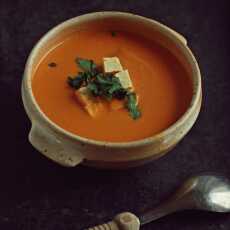 Przepis na Pikantna zupa pomidorowa z mlekiem kokosowym i wędzonym tofu