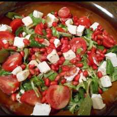 Przepis na Sałatka z pomidorkami, serem fetą i granatem