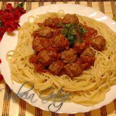 Przepis na Makaron z Klopsikami w Sosie Pomidorowym – Spaghetti