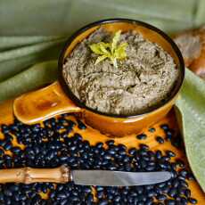 Przepis na Hummus z czarną fasolą i kolendrą.