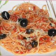 Przepis na Spaghetti puttanesca i 'Głodna kotka'