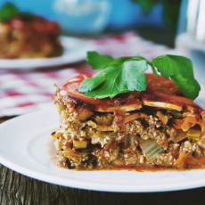 Przepis na WEGAŃSKA LASAGNE Z SELEREM ZAMIAST MAKARONU, DUŻĄ ILOŚCIĄ WARZYW I BROKUŁOWYM PESTO 