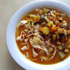 Przepis na Warzywna zupa z mięsem mielonym