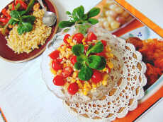Przepis na Prosta sałatka z gotowanej pszenicy, kukurydzy z pomidorem.
