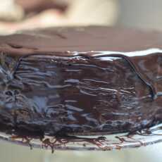 Przepis na Tort chałwowo-wiśniowy z polewą czekoladową