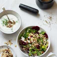 Przepis na Sałatka z moghrabieh (izraelskim kuskusem), warzywami, fetą i kuminowym jogurtem