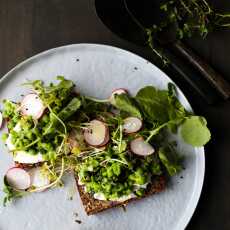 Przepis na KANAPKA RAZOWA Z RICOTTĄ I DUSZONYM GROSZKIEM - WHOLEGRAIN CANAPE WITH RICOTTA AND SAUTEED PEAS