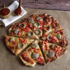 Przepis na Pizza z białą kiełbasą i papryką na oreganowym spodzie 