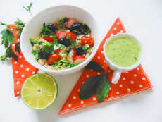 Przepis na Kolorowa sałatka z komosy ryżowej (quinoa) z warzywami.