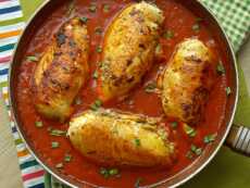 Przepis na Kieszonki z kurczaka nadziewane wątróbką w sosie pomidorowym