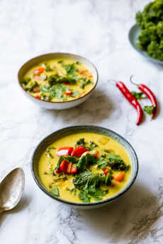 Przepis na Zupa curry z kurczakiem, jarmużem i papryką
