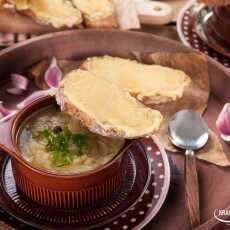 Przepis na Zupa cebulowa z serowymi tostami