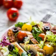 Przepis na Sałatka z grillowanym kurczakiem, boczkiem, oliwkami i pomidorkami