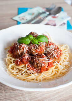 Przepis na Spaghetti z pulpecikami w sosie pomidorowym