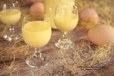 Przepis na Domowy wielkanocny likier jajeczny – ajerkoniak