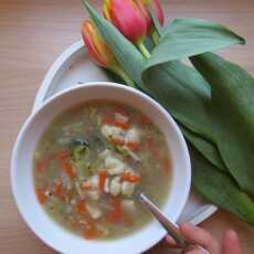 Przepis na Wiosenna zupa jarzynowa z brokułem i zacierką
