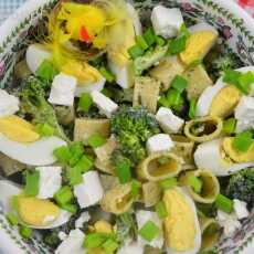 Przepis na Sałatka makaronowa z brokułami, jajkiem, fetą i szczypiorkiem
