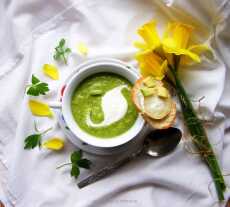 Przepis na Gęsta kremowa zupa z zielonego groszku i awokado oraz grzanki z kozim serem