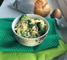 Przepis na Wielkanocna sałatka z brokułem, jajkiem i selerem