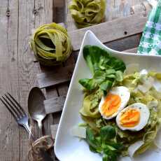 Przepis na Zielono mi czyli szpinakowe pappardelle z sosem z awokado, roszponką i jajkiem. 