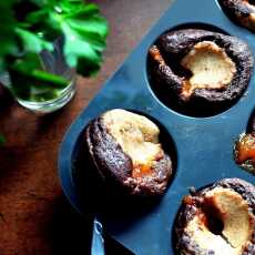 Przepis na Czekoladowe muffiny z serowym nadzieniem i musem brzoskwiniowym