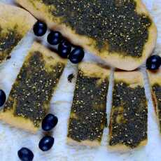 Przepis na Man'oushe - libański chlebek orkiszowy z Za'atarem z młodą marchewką pieczoną z cynamonem, dla aktywnych 
