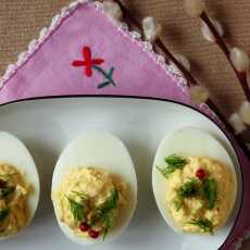 Przepis na Jajka faszerowane pastą z quinoy i chrzanu