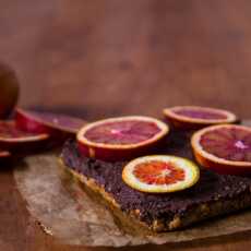 Przepis na Owsiany mazurek z czekoladowym kremem jaglanym i krwistymi pomarańczami