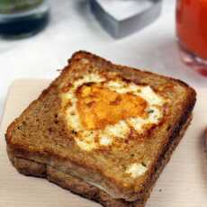 Przepis na Śniadanie od serca, czyli tosty z jajkiem, bazylia i serem