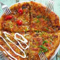 Przepis na Szybka pizza z duszoną cebulą