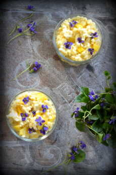 Przepis na Ryżowy pudding z mango i kwiatami fiołków. Zjeść wiosnę!