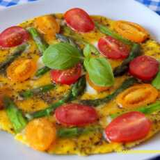 Przepis na Omlet ze szparagami i pomidorami