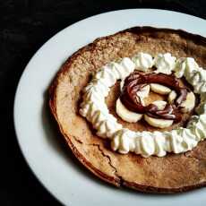 Przepis na Omlet kawowy bez mąki z kremem waniliowym, bananem i czekoladą bez cukru