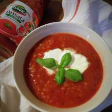 Przepis na Zupa pomidorowa inaczej, lekko pikantna z czerwoną soczewicą i mozzarellą