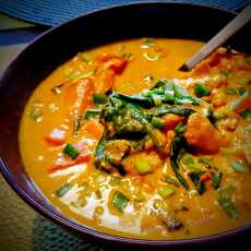 Przepis na Curry z kurczakiem, batatami i młodymi liśćmi szpinaku