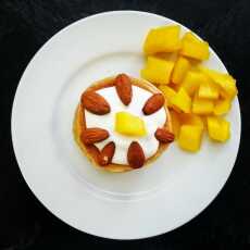 Przepis na Cynamonowe placuszki z mango, jogurtem naturalnym i migdałami