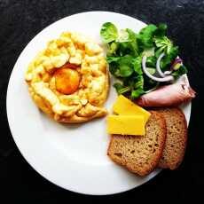 Przepis na Jajka chmurki z sałatą, pełnoziarnistym pieczywem, szynką i serem