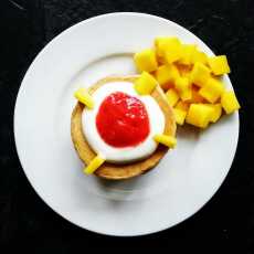 Przepis na Żytnie placuszki z mango, jogurtem naturalnym i truskawkami