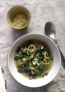 Przepis na Zielone minestrone, czyli wiosenna zupa ze szparagami, szpinakiem i kapustą