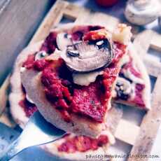 Przepis na Pizza orkiszowa z sosem pomidorowym i pieczarkami
