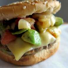 Przepis na Hamburger z awokado i karmelizowaną cebulą