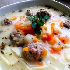 Przepis na Kwaśna zupa z klopsikami i domowym makaronem