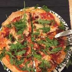Przepis na Pizza na cienkim cieście z rukolą i suszonymi pomidorami