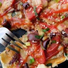 Przepis na Szybka pizza na cieście francuskim (ser, pieczarki, salami, wędzona mozzarella, oliwki, sezam)