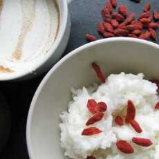 Przepis na Kokosowy ryż na śniadanie, z jogurtem cynamonowym i jagodami goji.